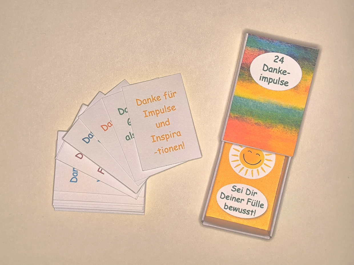 aufgefächerte Impulskärtchen als Inhalt neben einer geöffneten Schatzkiste 24 Dankeimpulse