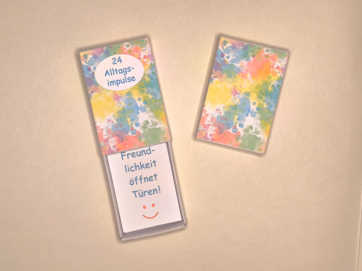 Vorder- und Rückseite der Schatzkiste 24 Alltagsimpulse mit Einblick in die Schachtel