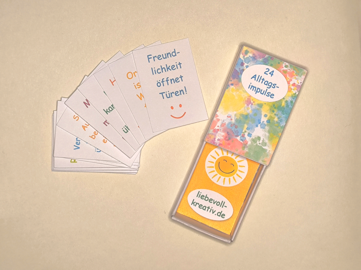 Es wird der Inhalt der Schatzkiste 24 Sonnenimpulse in Form aufgefächerter Kärtchen mit Impulsen gezeigt.