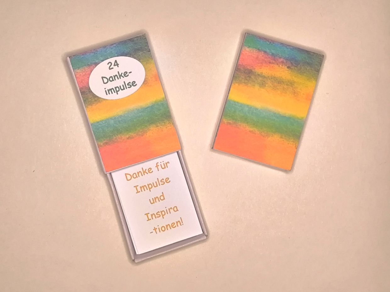 Vorder- und Rückseite der Schatzkiste 24 Dankeimpulse mit einer geöffneter Schachtel für den Blick auf die Impulskärtchen