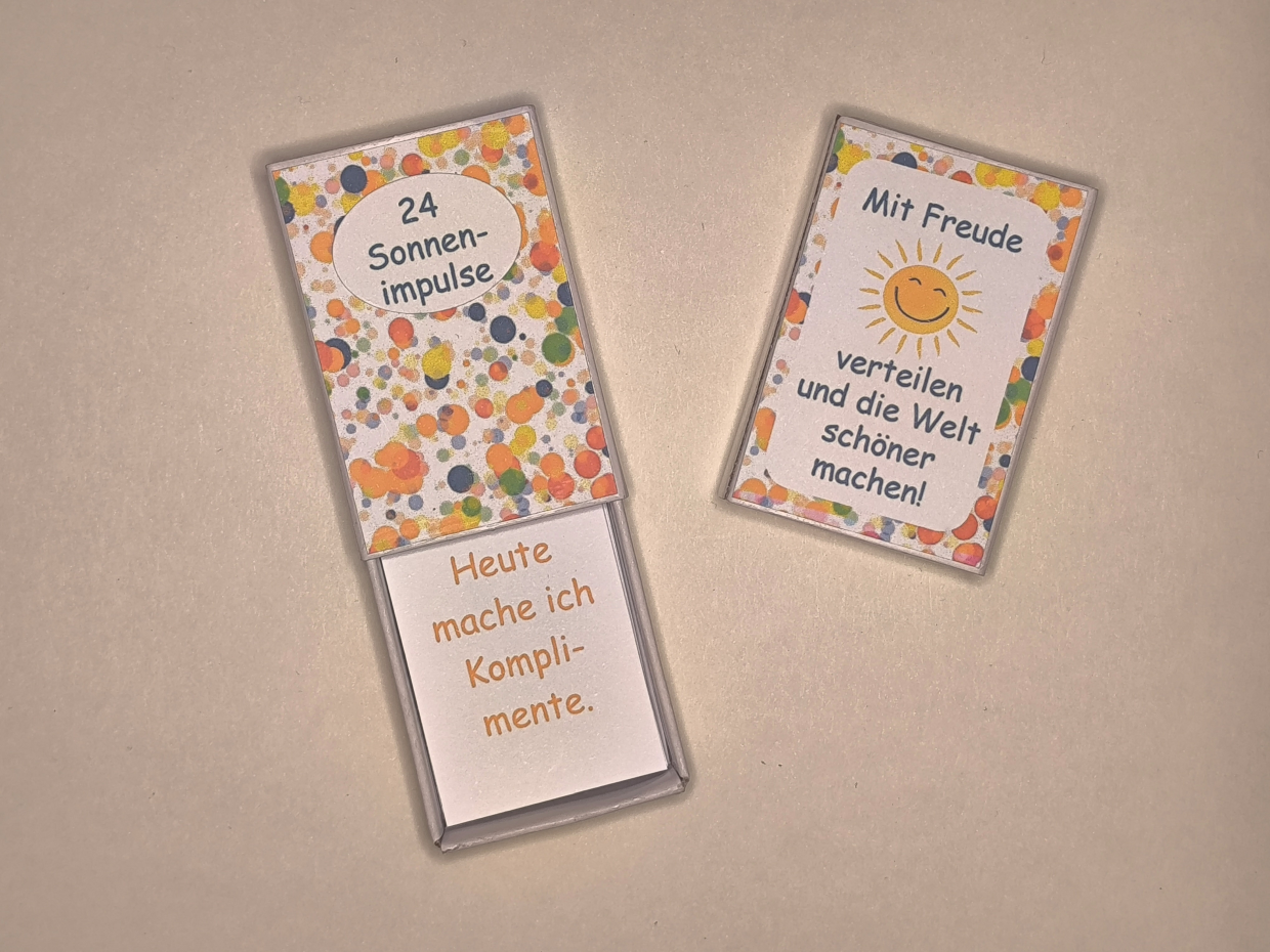 Vorder- und Rückseite der Schatzkiste 24 Sonnenimpulse mit Einblick in die Schachtel
