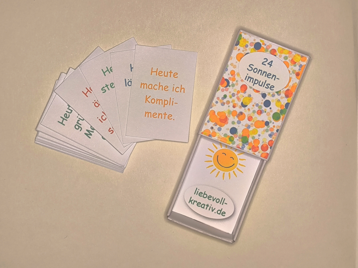 aufgefächerte Kärtchen als Inhalt neben der geöffneten Schatzkiste 24 Sonnenimpulse