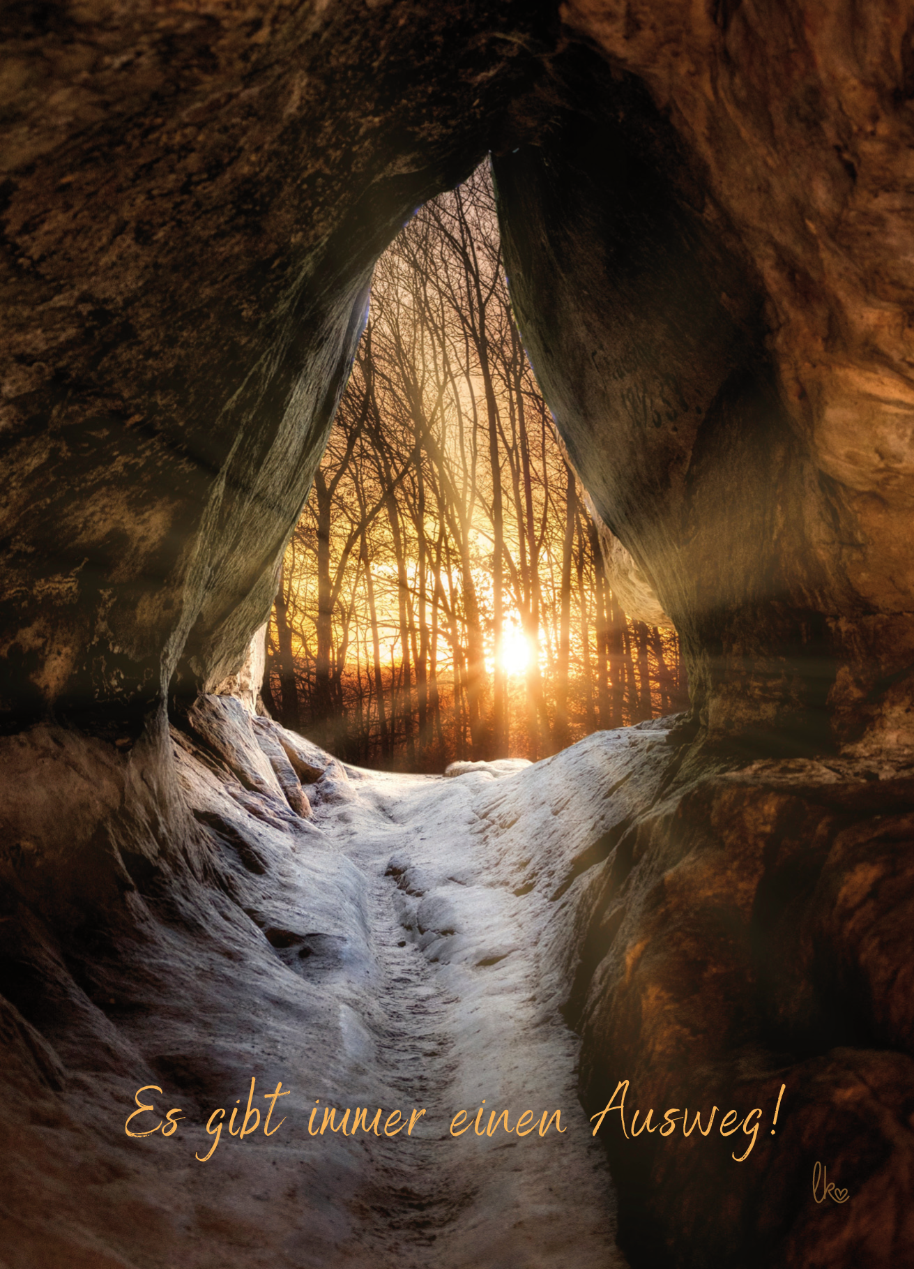 Weg aus einer Höhle - am Horizont leuchtet die Sonne durch die Bäume