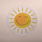 runder weißer Aufkleber mit lachender Sonne